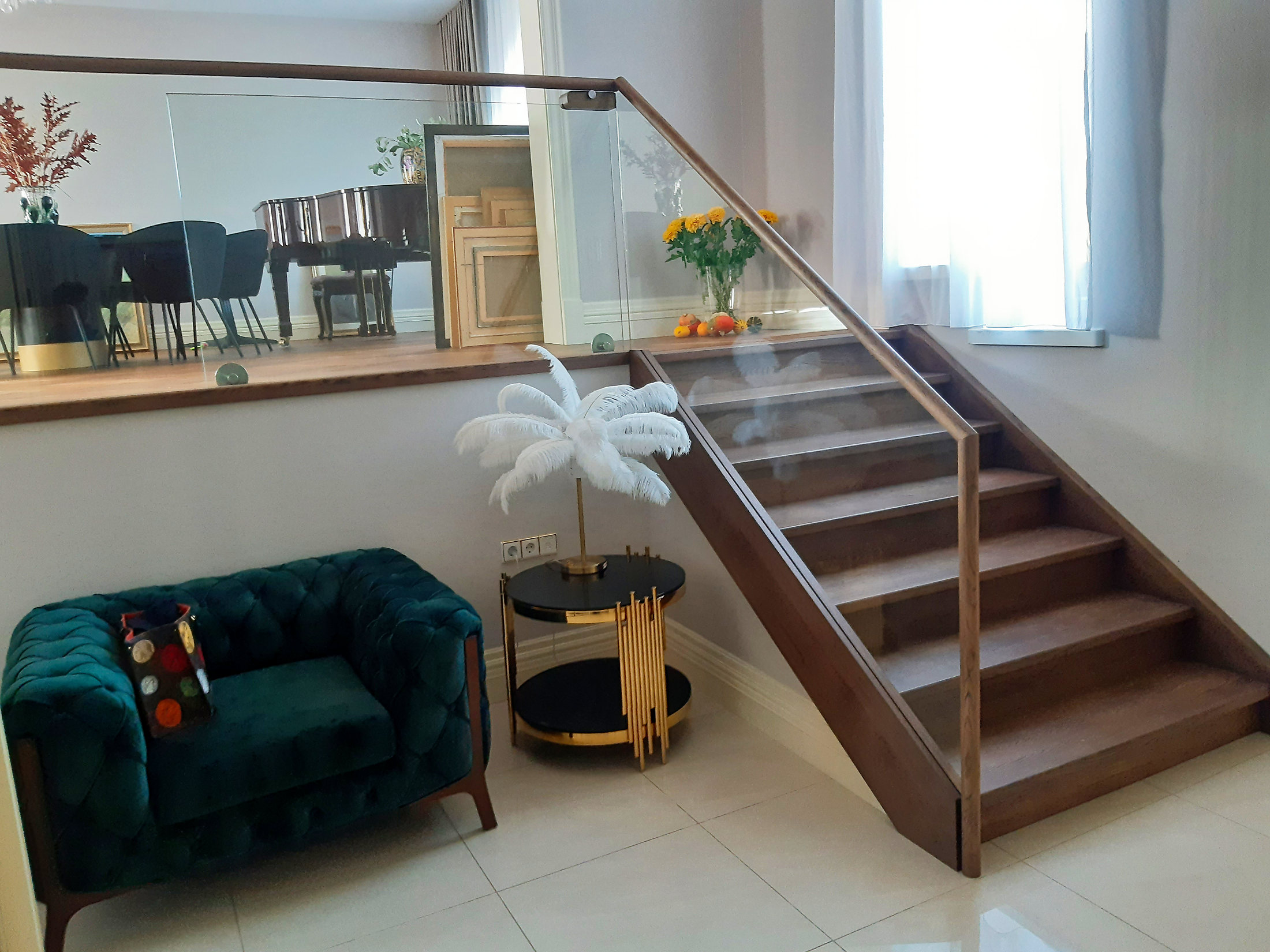 Tammepuidust trepp klaaspiirdega