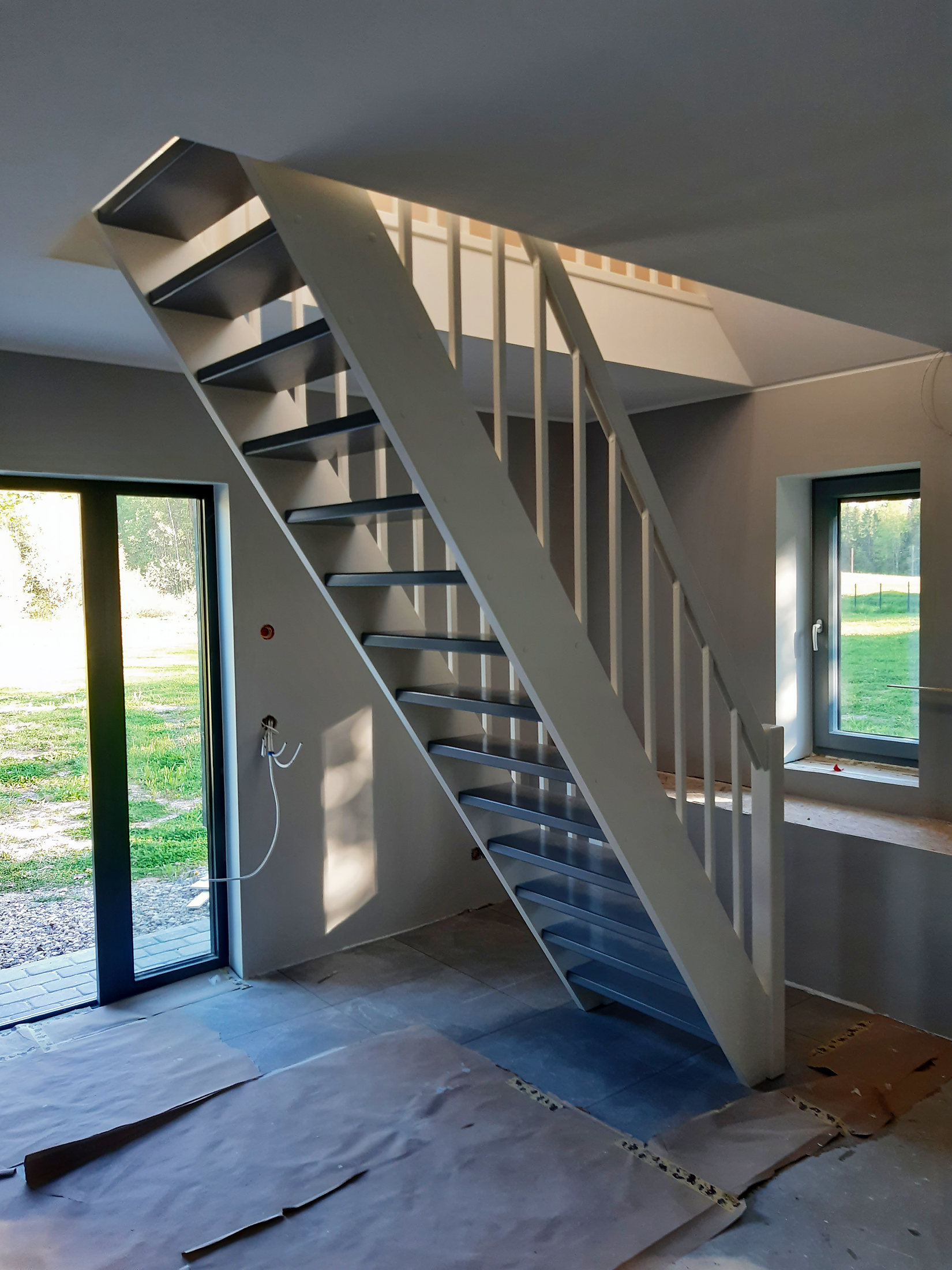 Saarepuust trepp, viimistlus kahte tooni värviga