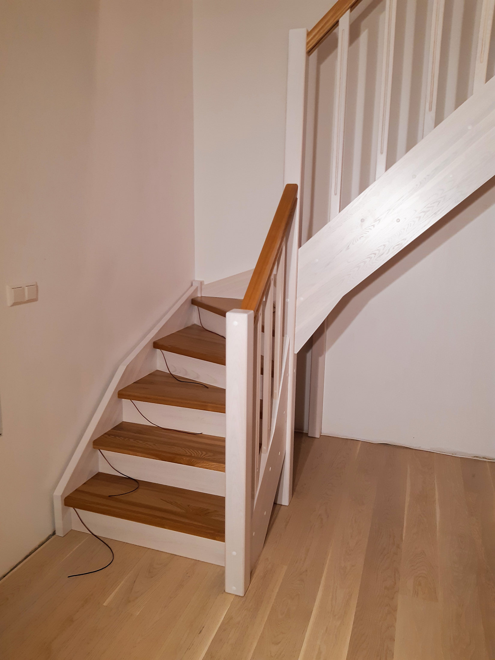 Saarepuidust parempöördega trepp