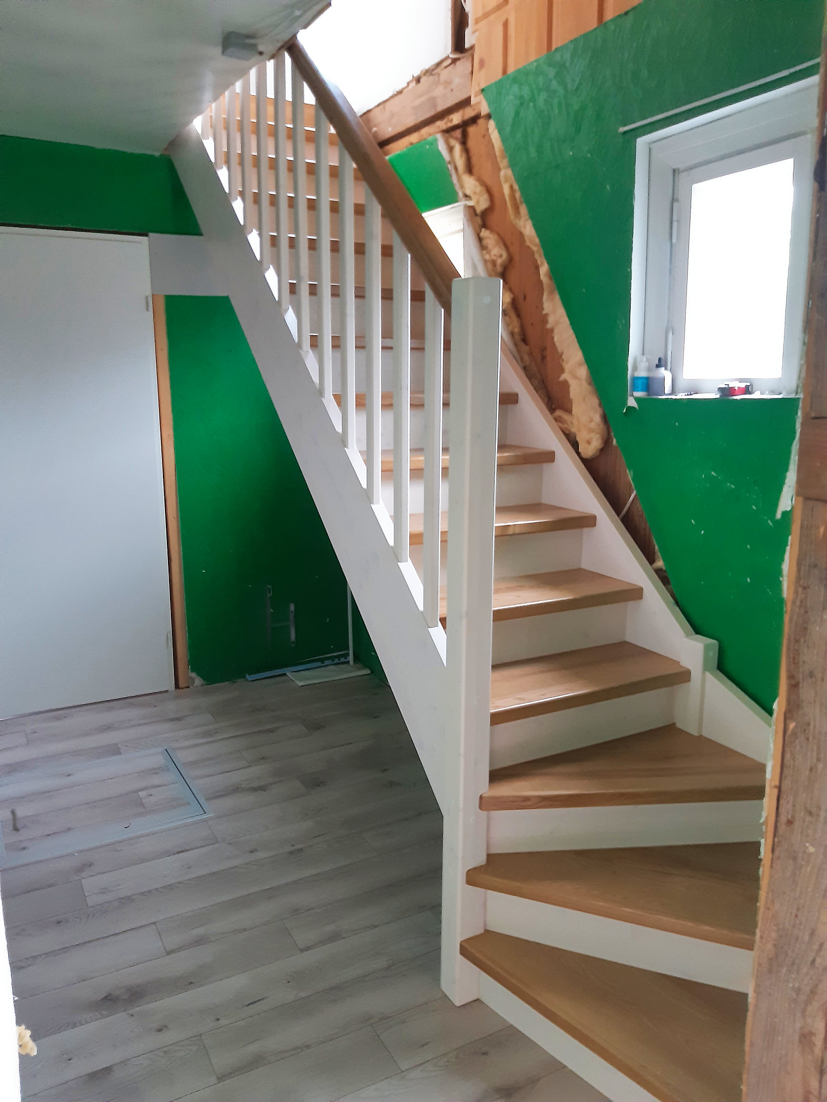 Talumaja koridori mahutatud trepp