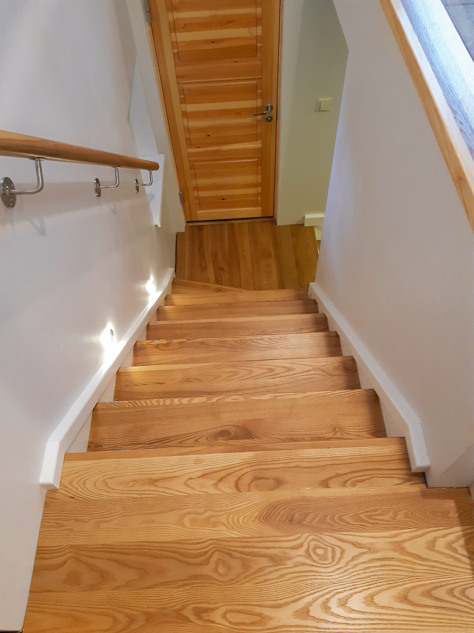 Kinnine trepp klaaspiirdega