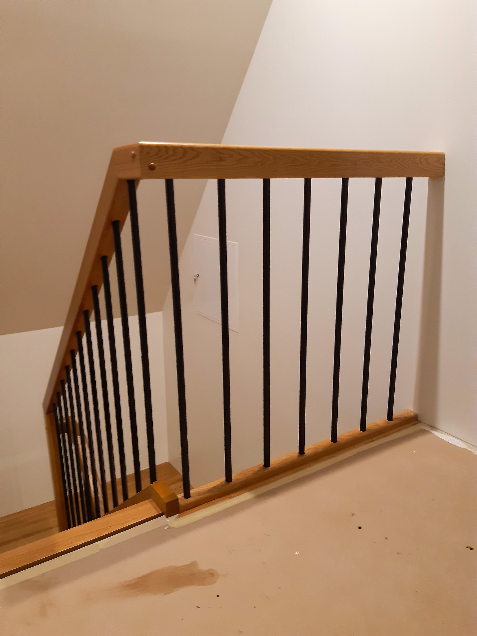 Saare trepp metallist postidega