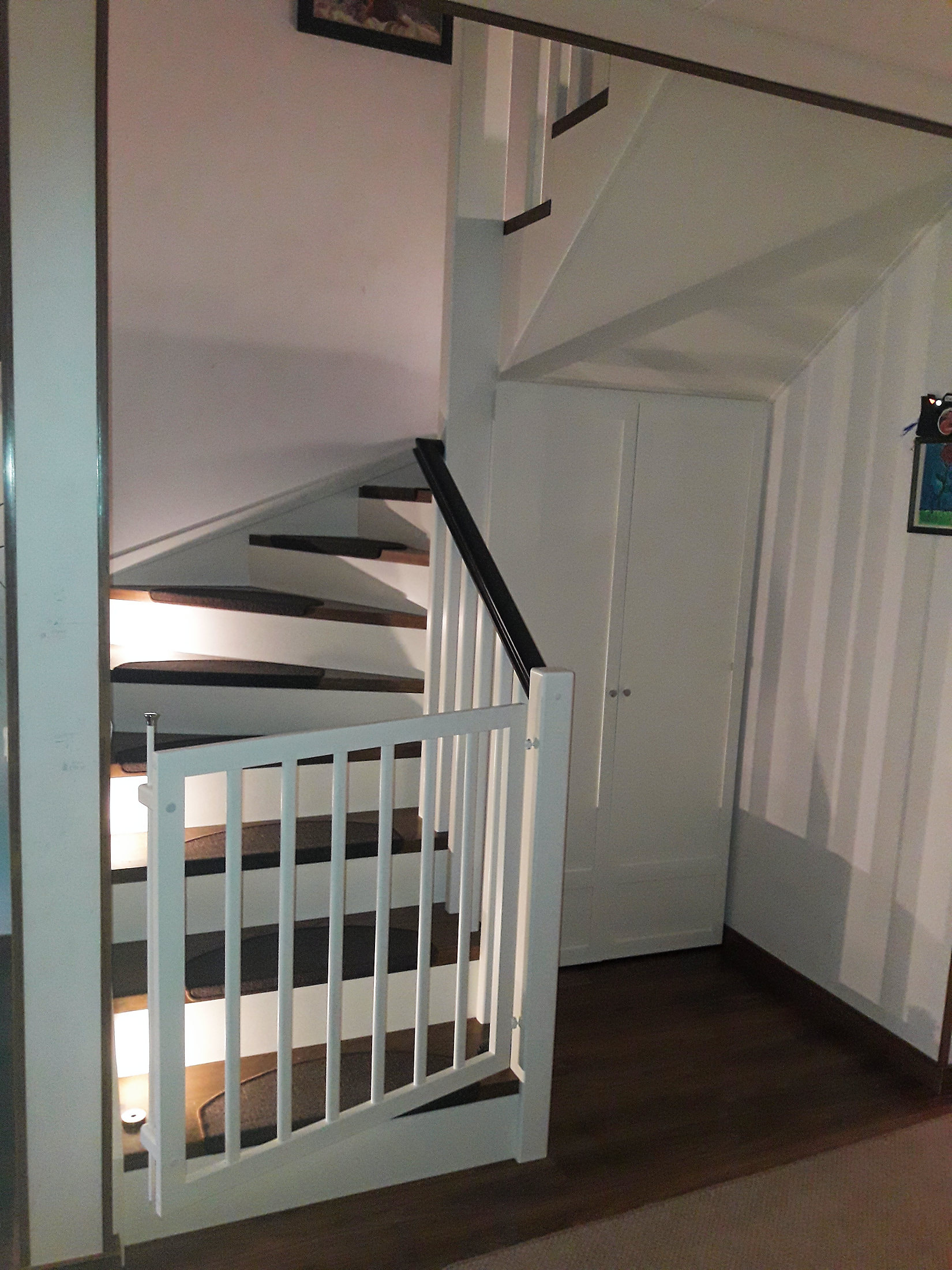 Kinnine trepp koos panipaigaga astmete all