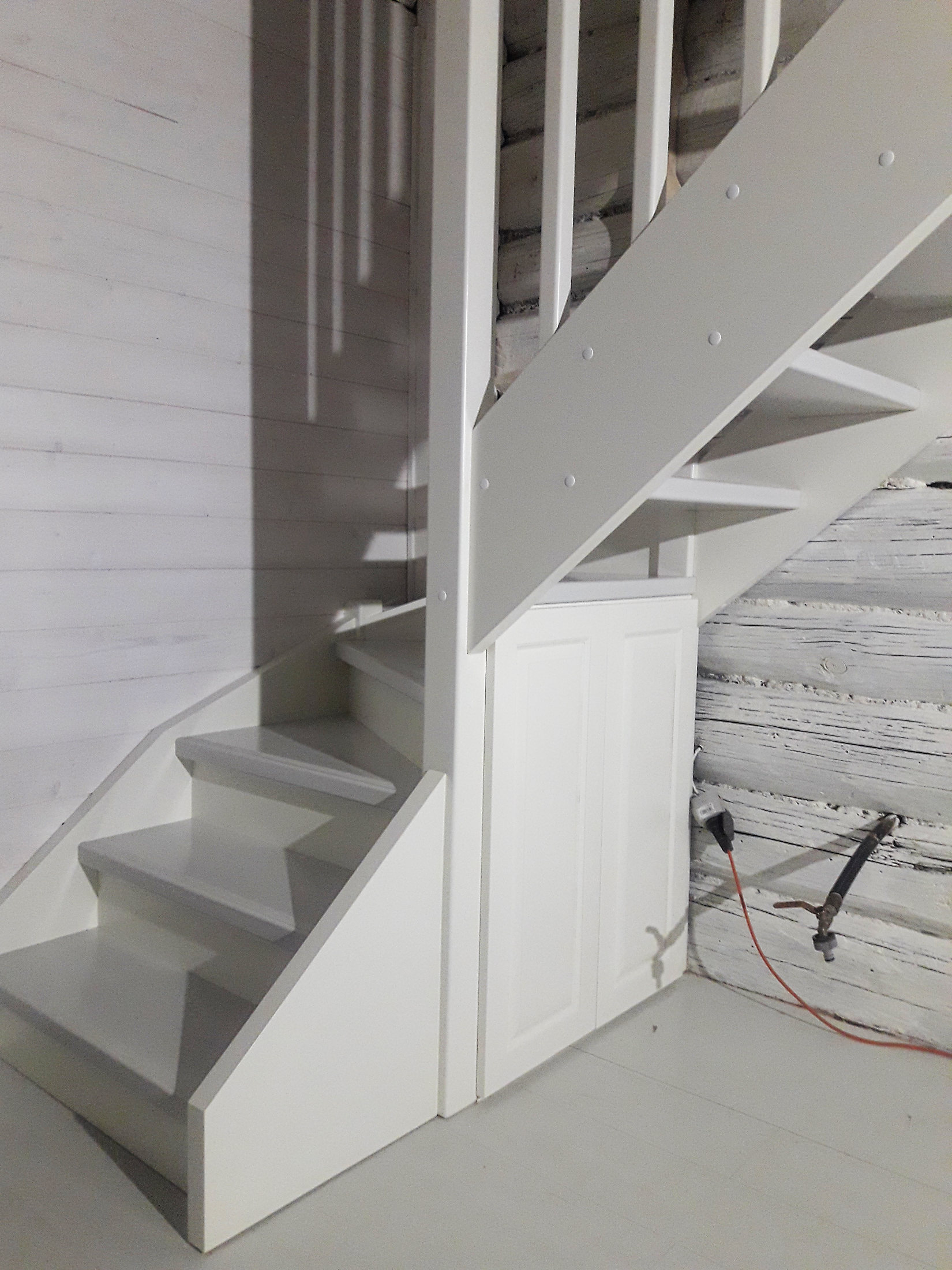 Valge trepp koos panipaigaga