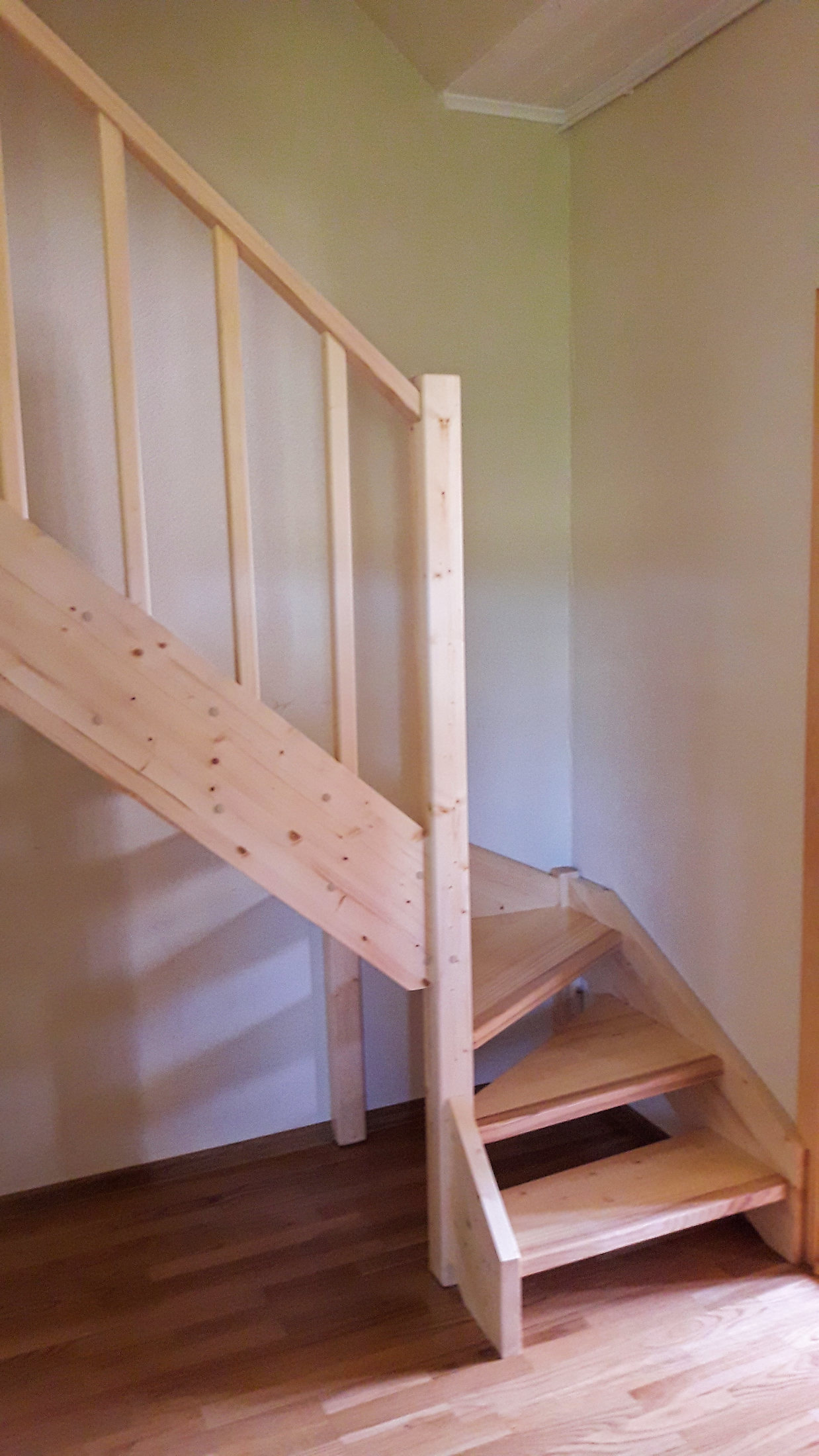 Okaspuidust pöördega lihtne trepp