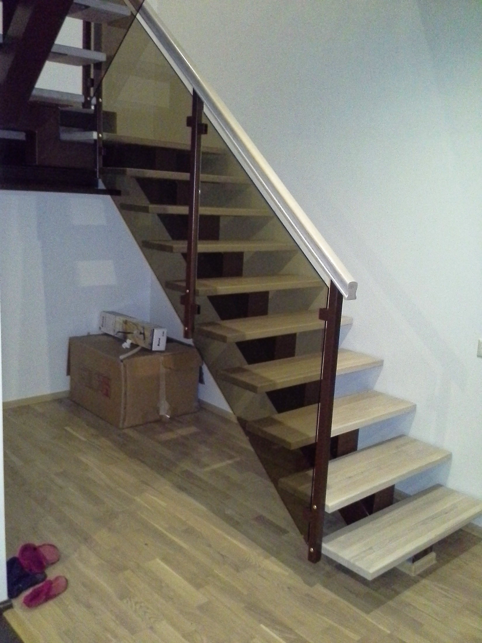 Metalltalaga trepp, tammest astmed ja pronksklaasist piirded