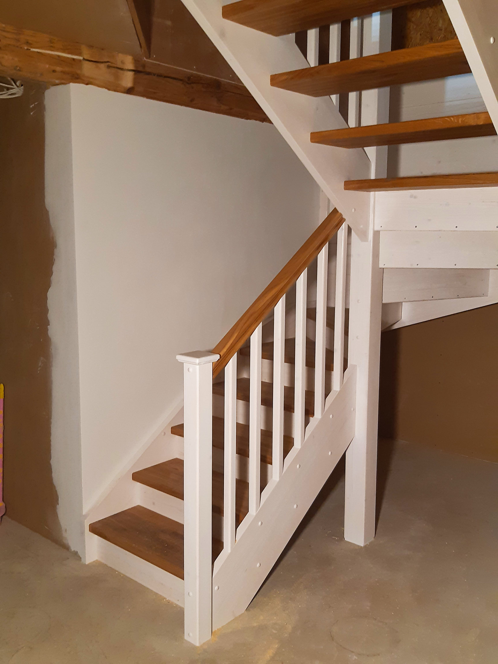 Tammest trepp, kahe tooniga, õlivaha