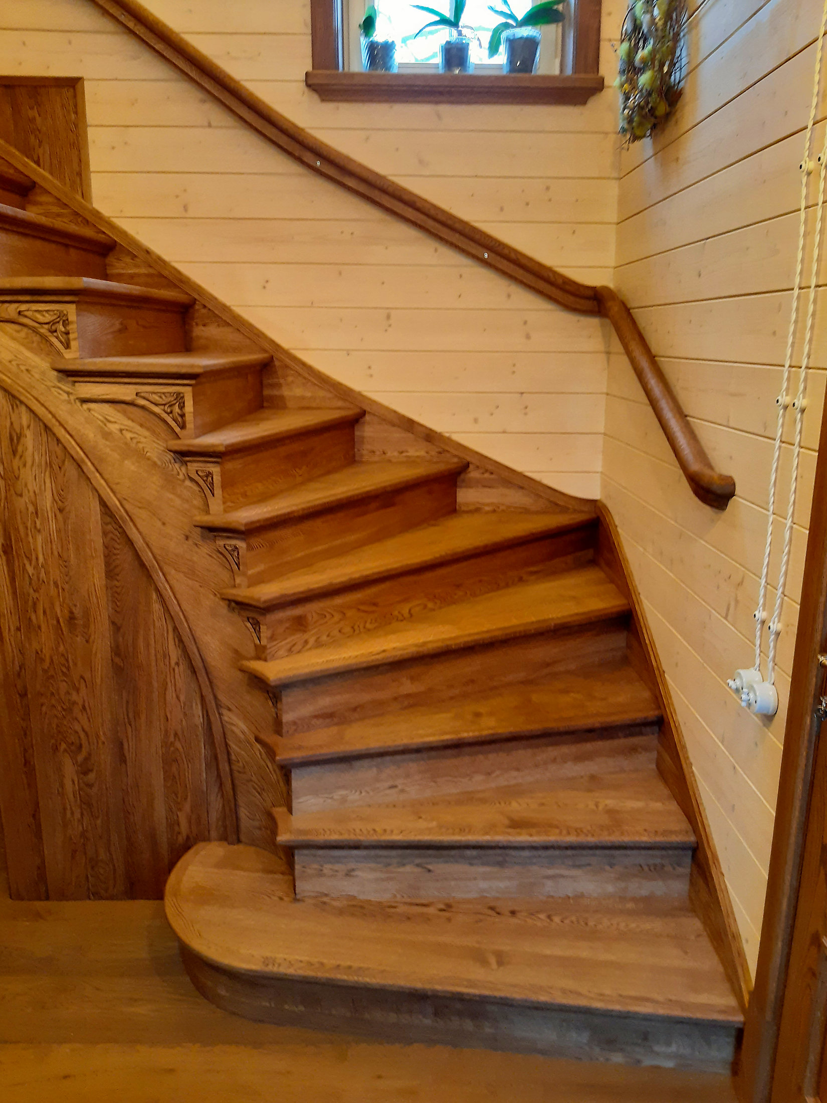 Tammest trepp koos panipaigaga