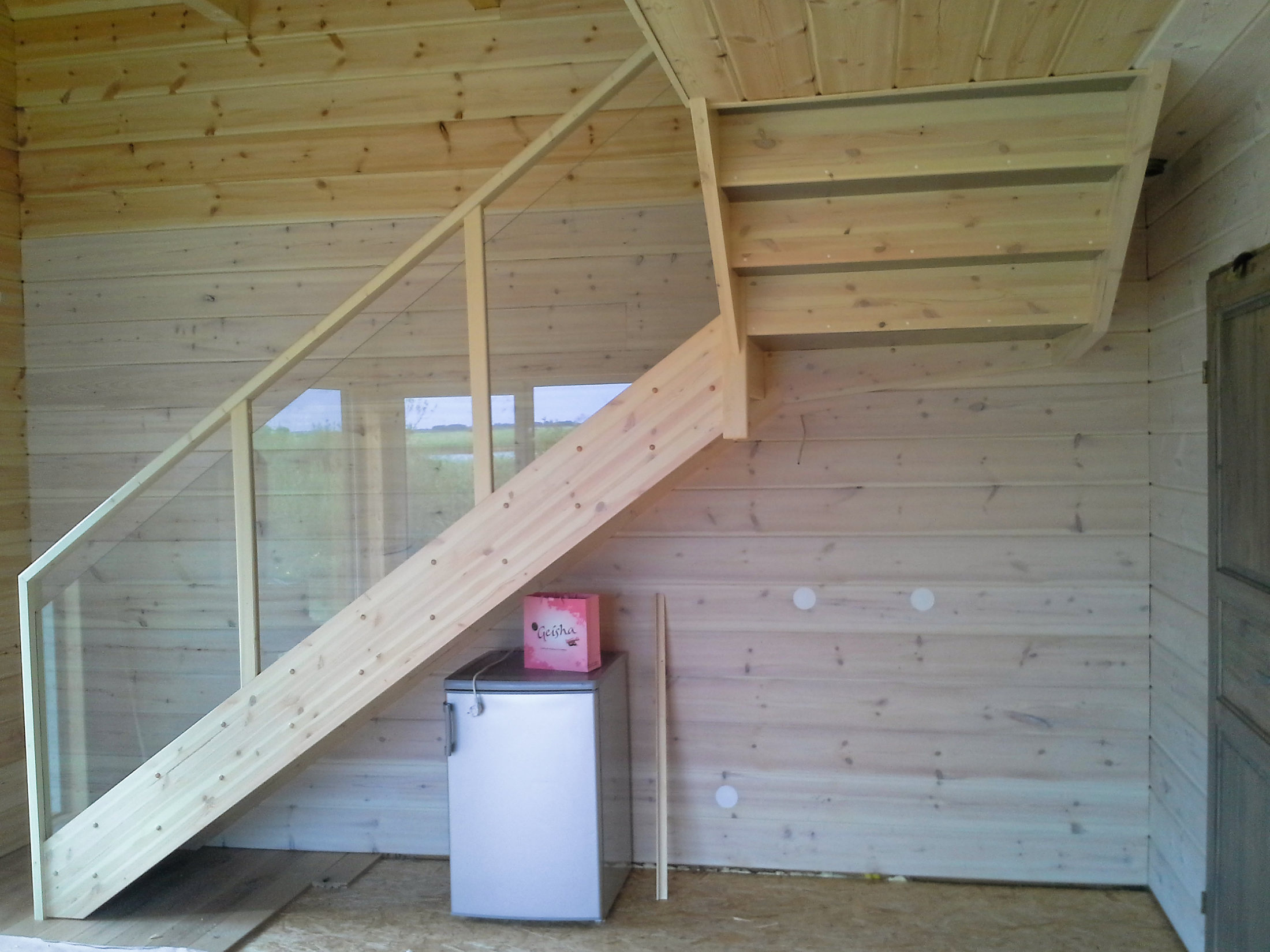 Männipuidust klaasidega trepp