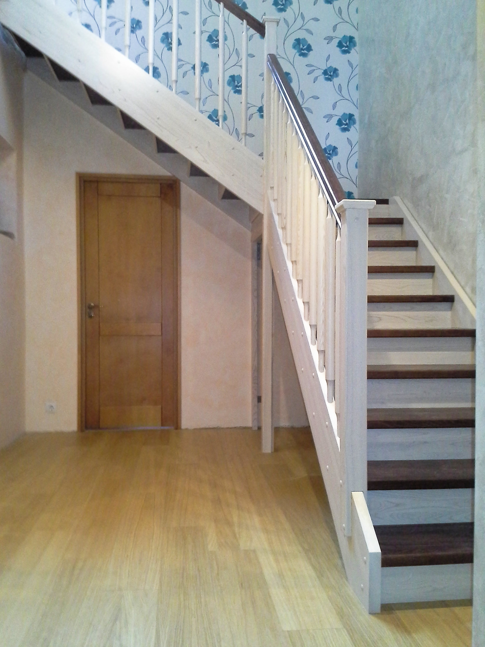 Klassikaline saarepuidust trepp, viimistletud kahe tooniga