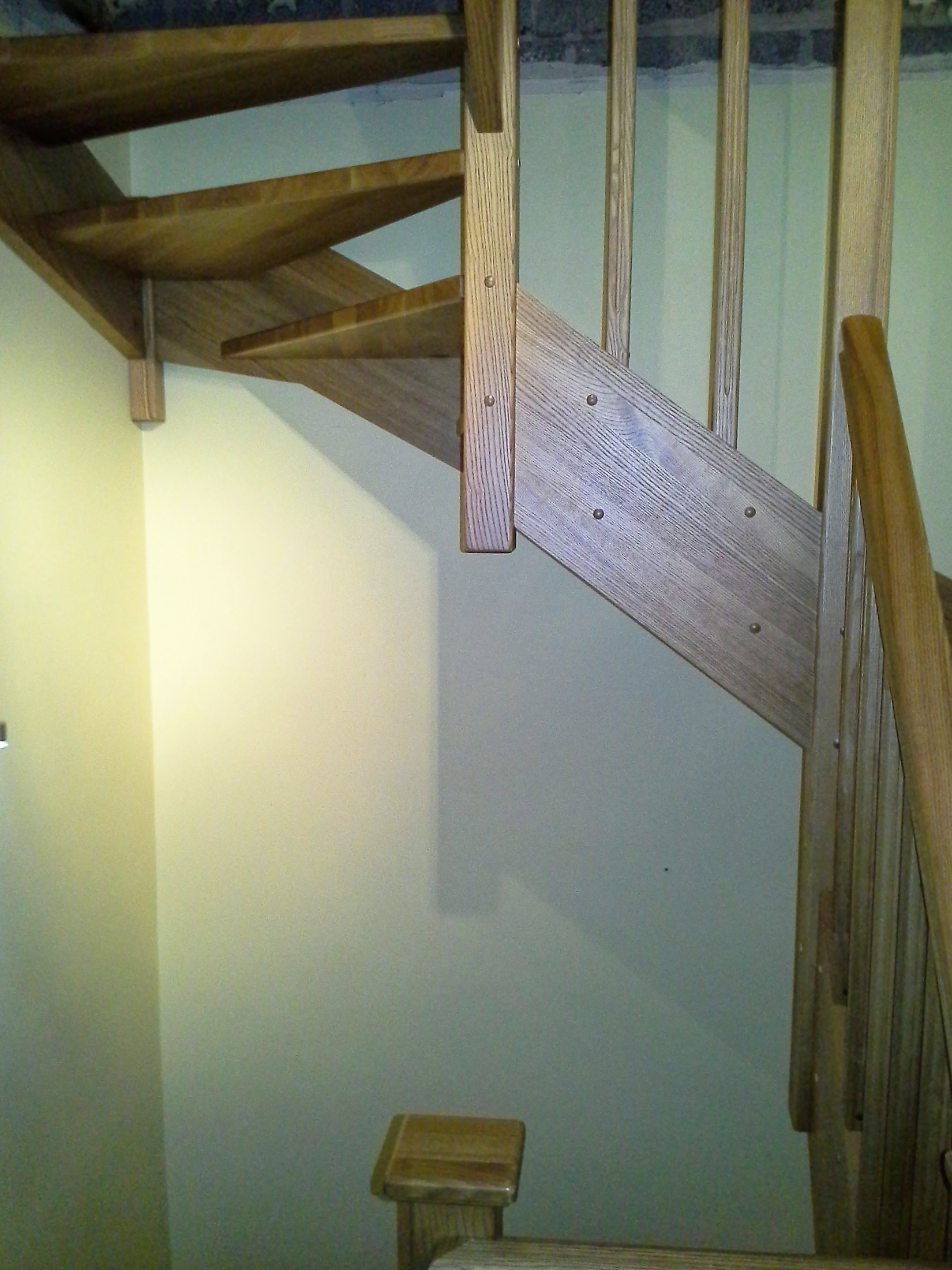 Õhku riputatud saarepuidust trepp