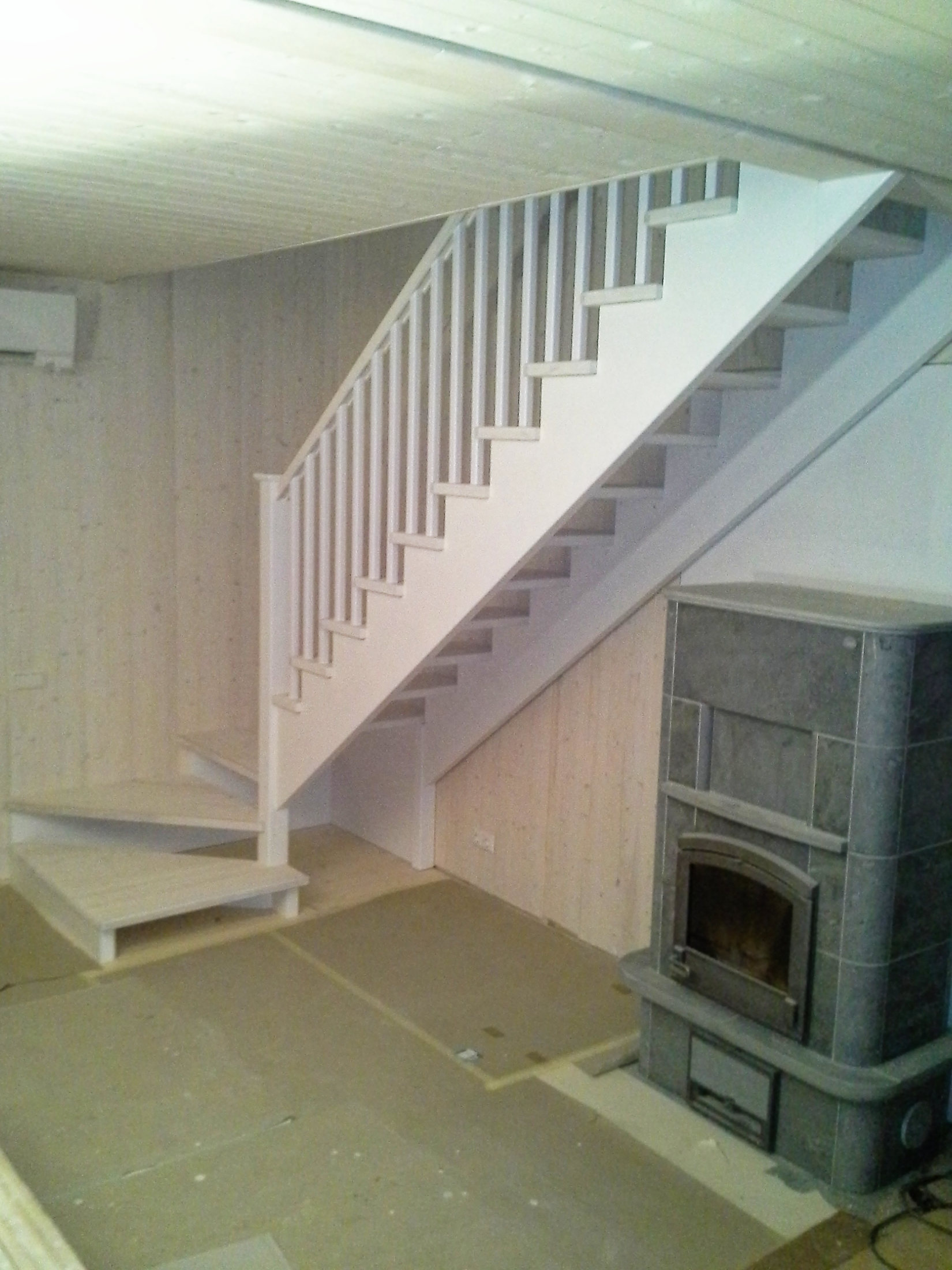 Valgete taladega trepp, saarepuidust valgeks toonitud aste