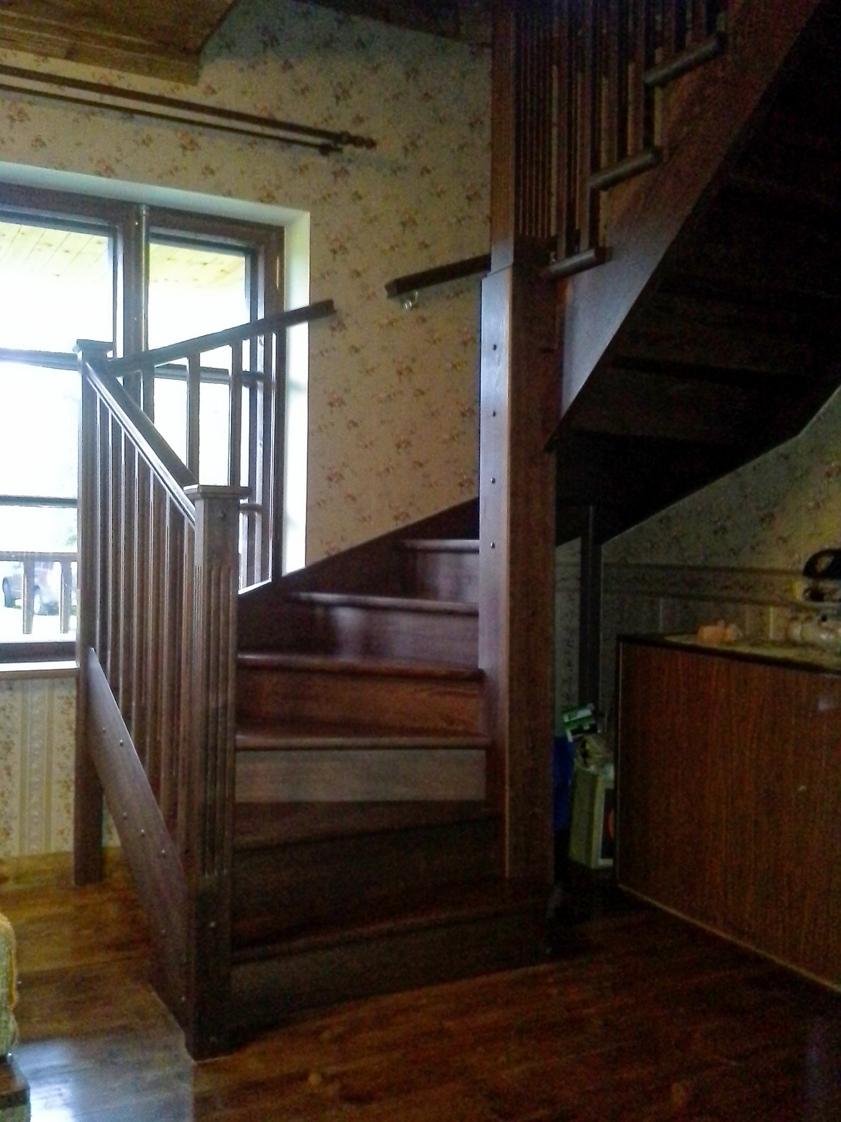 Toonitud saarepuidust trepp