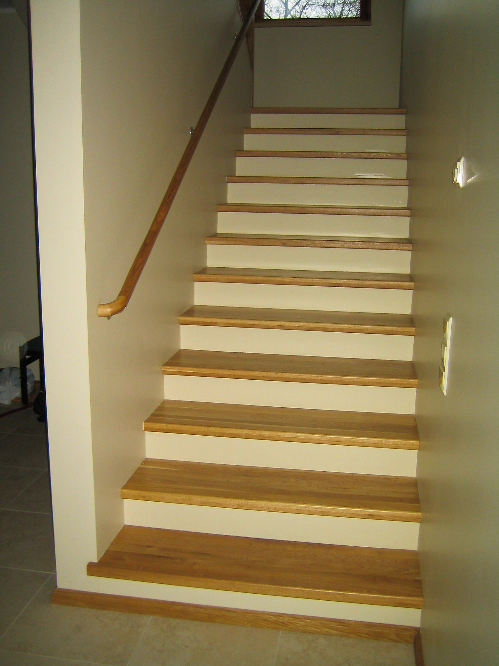 Betoontrepp kaetud tammest astmetega