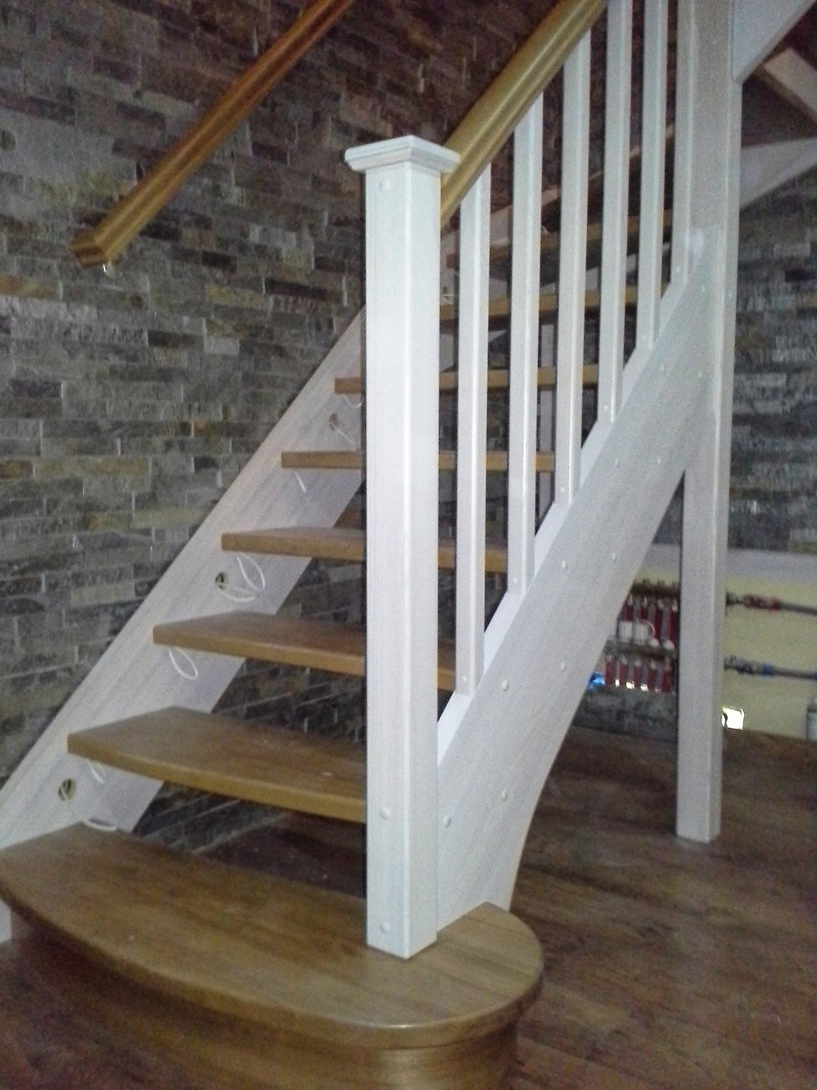 Saarepuidust aste ja valged küljed