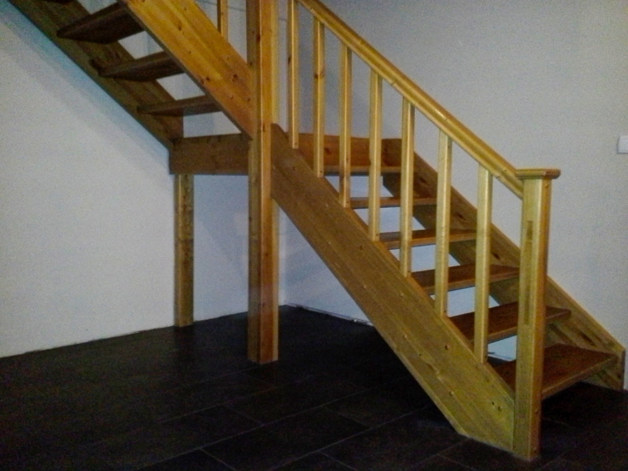 Klassikaline vahemademega trepp, toonitud mänd