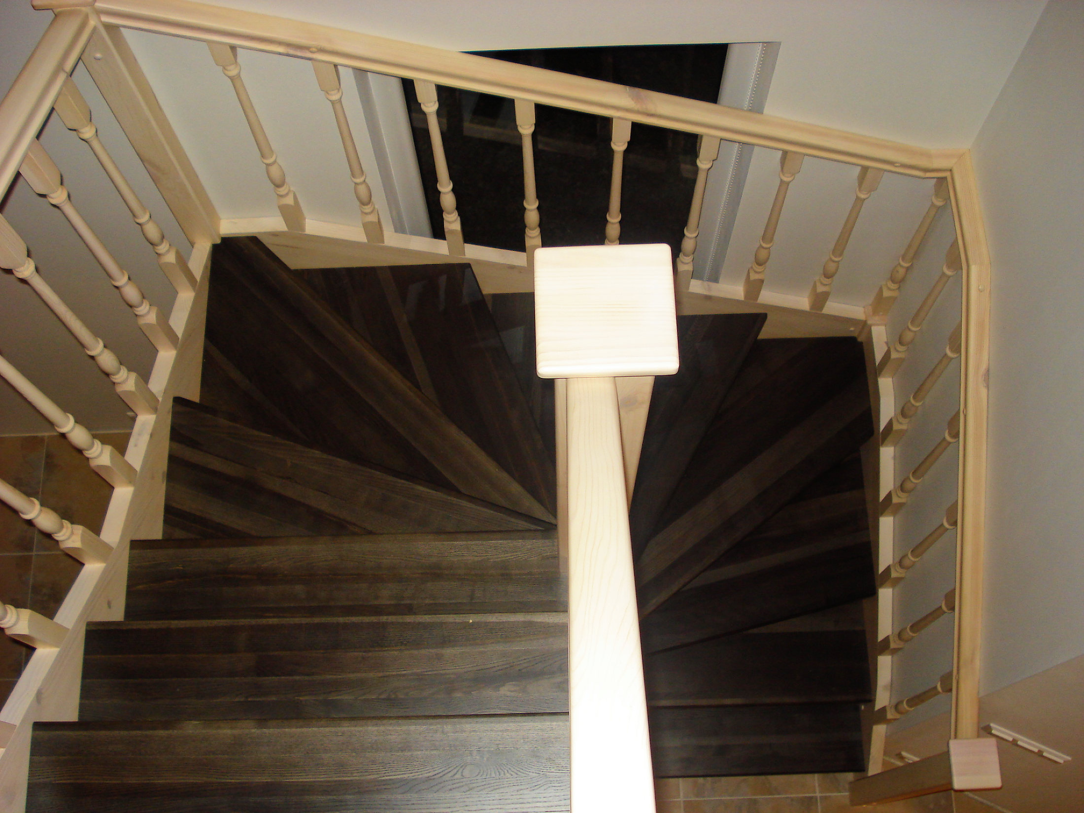 U-kujuline trepp kahes toonis