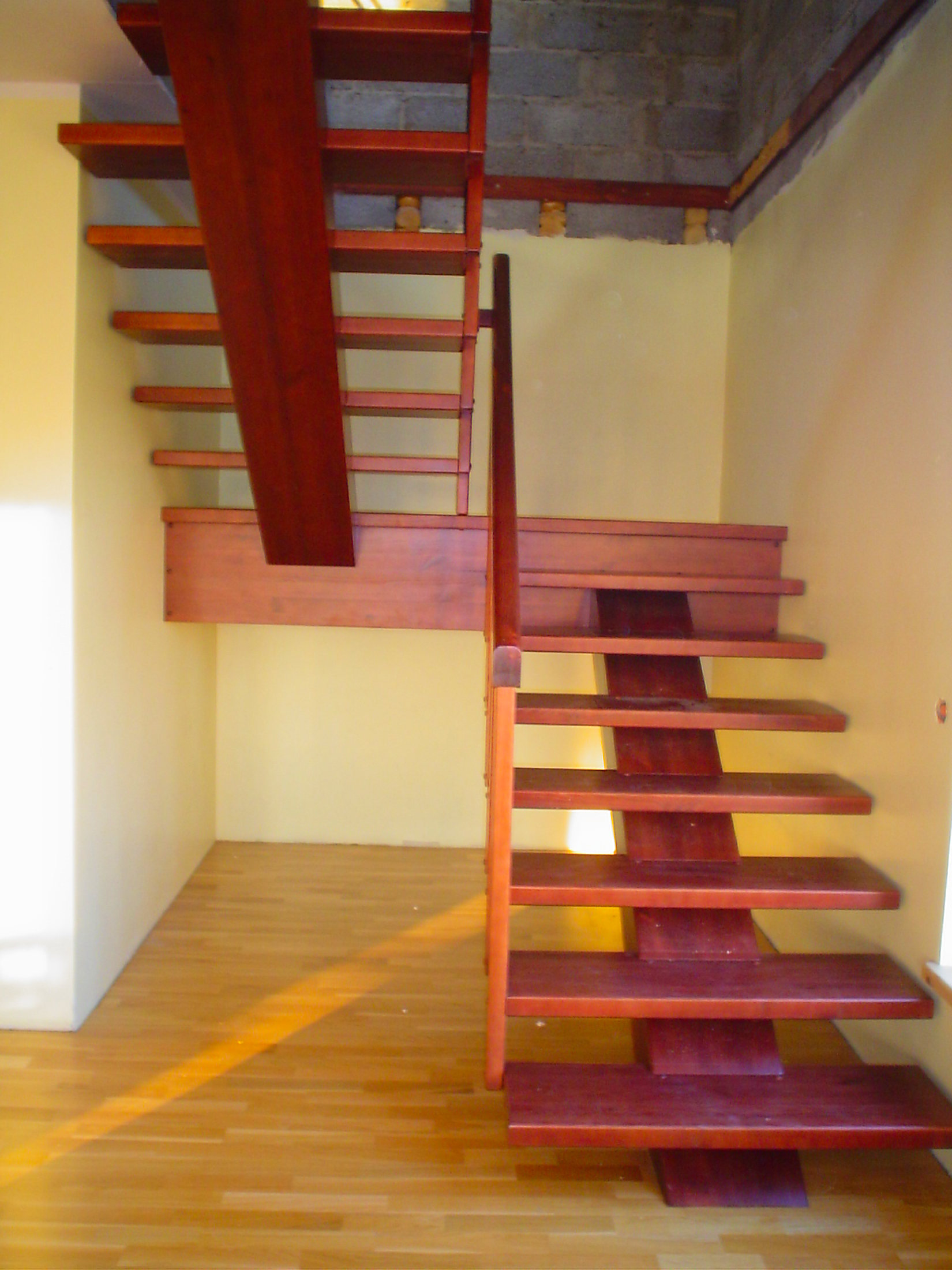 Puidust ühe tala trepp