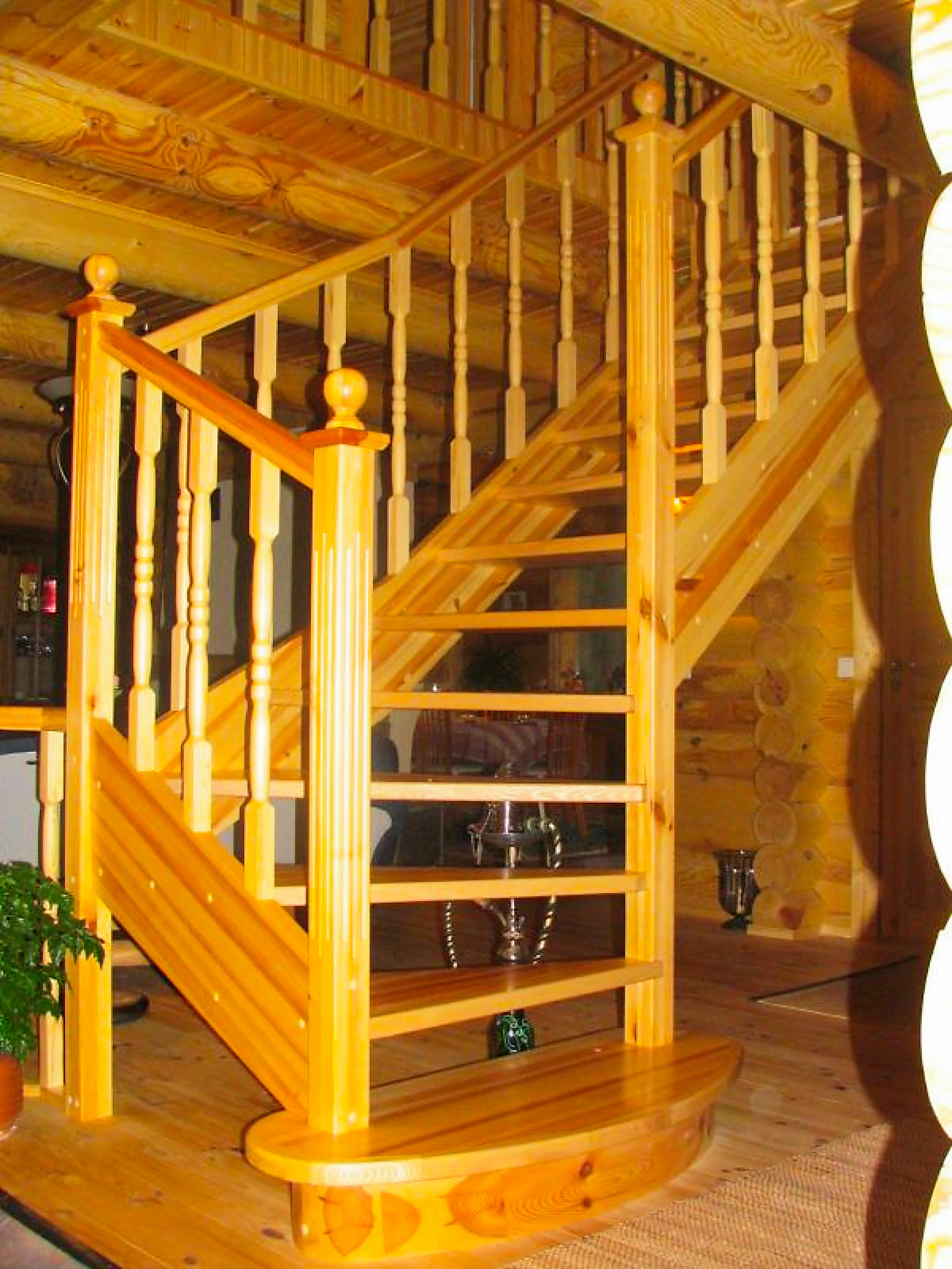 Okaspuidust pöördega trepp