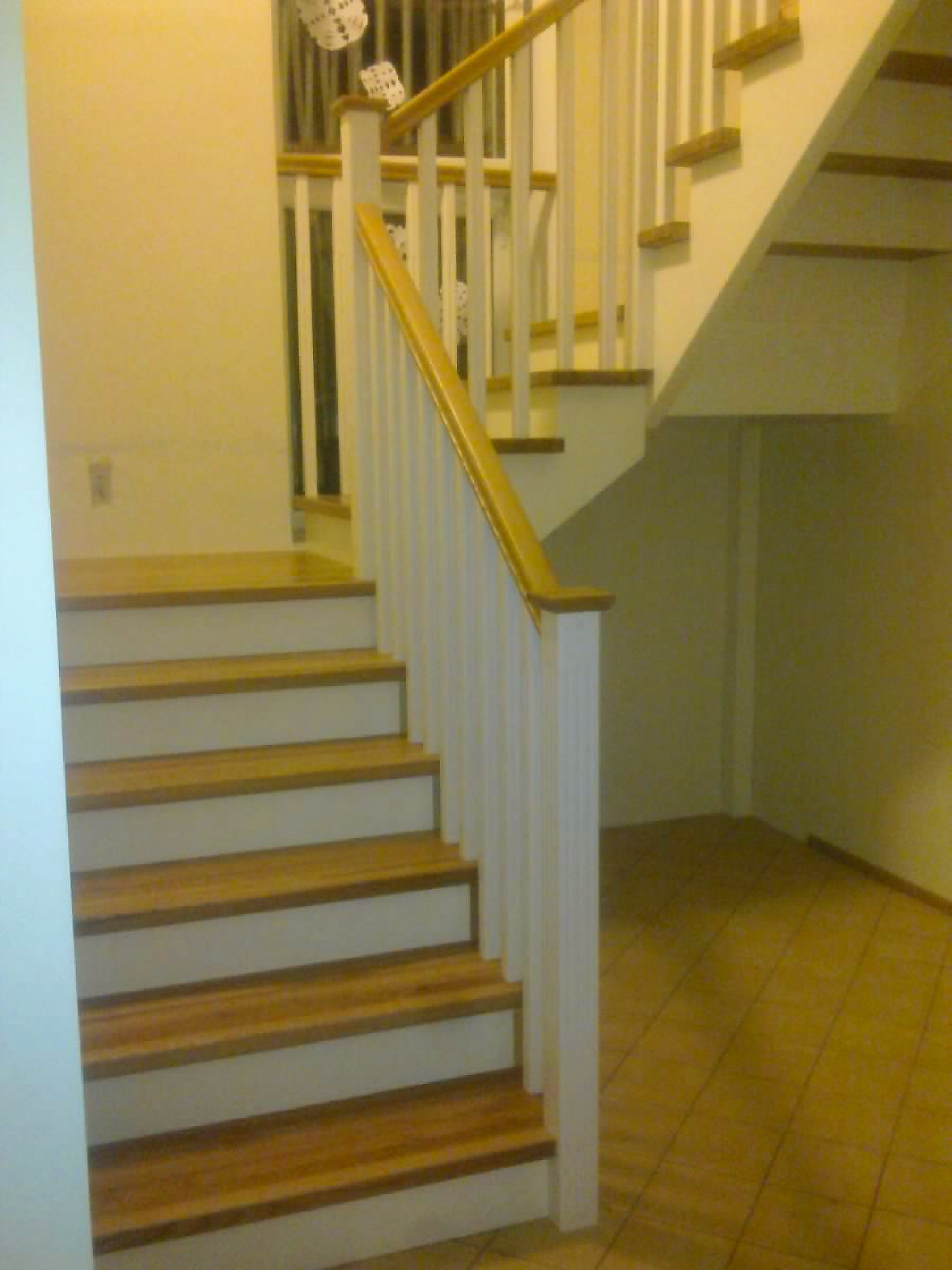 Kahe tooniga trepp talade peal