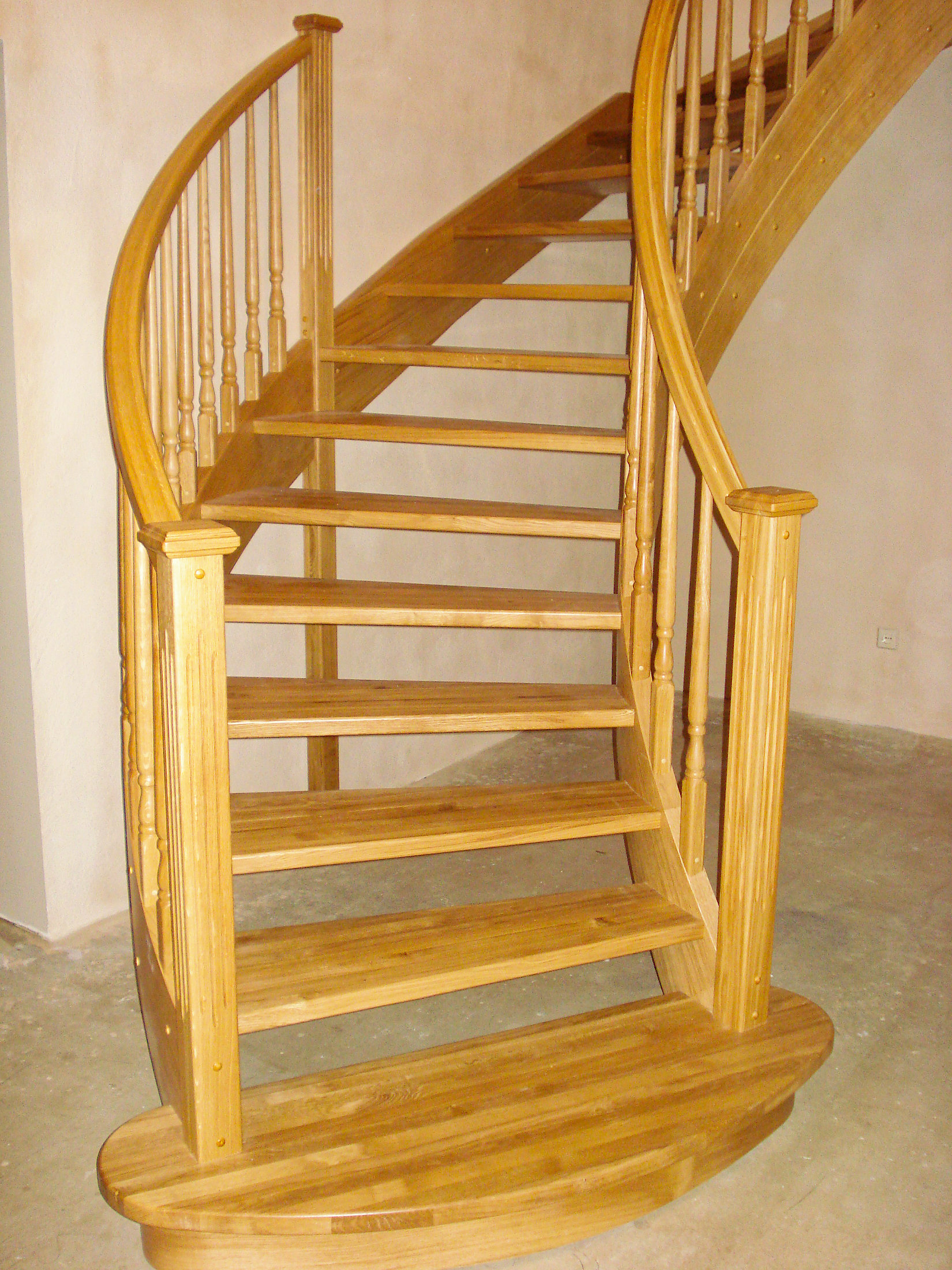 Painutatud põskedega tammest trepp