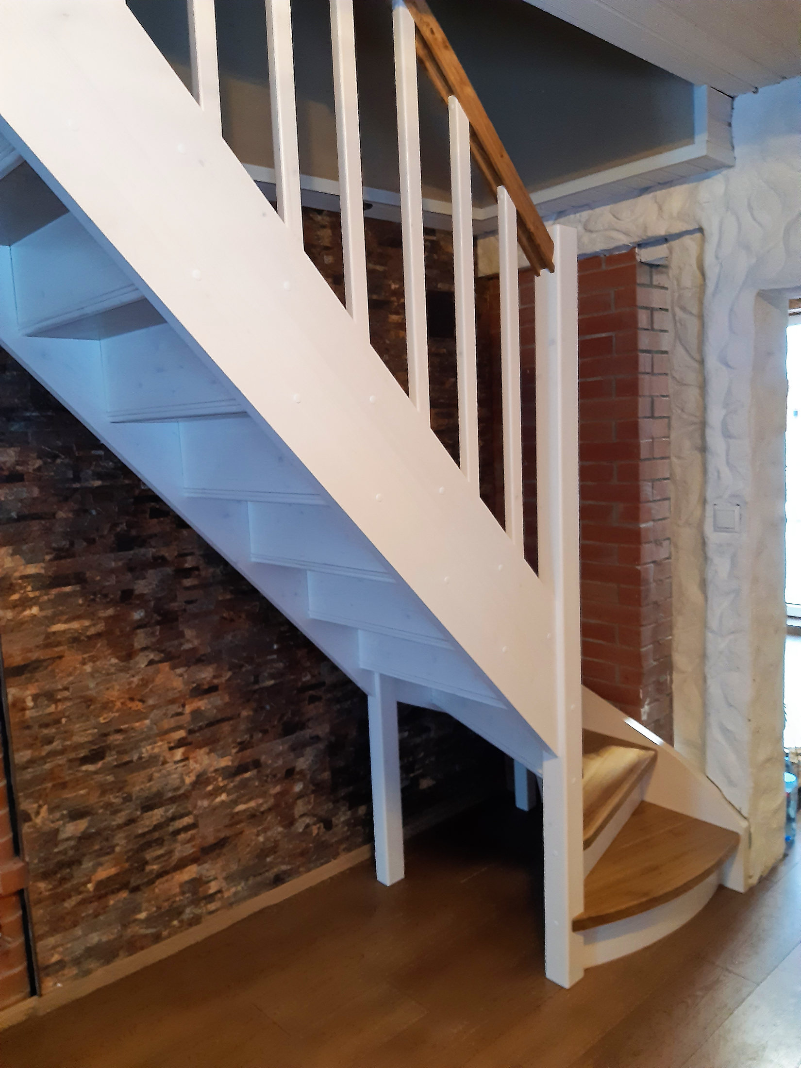 Pöördega trepp kahes toonis