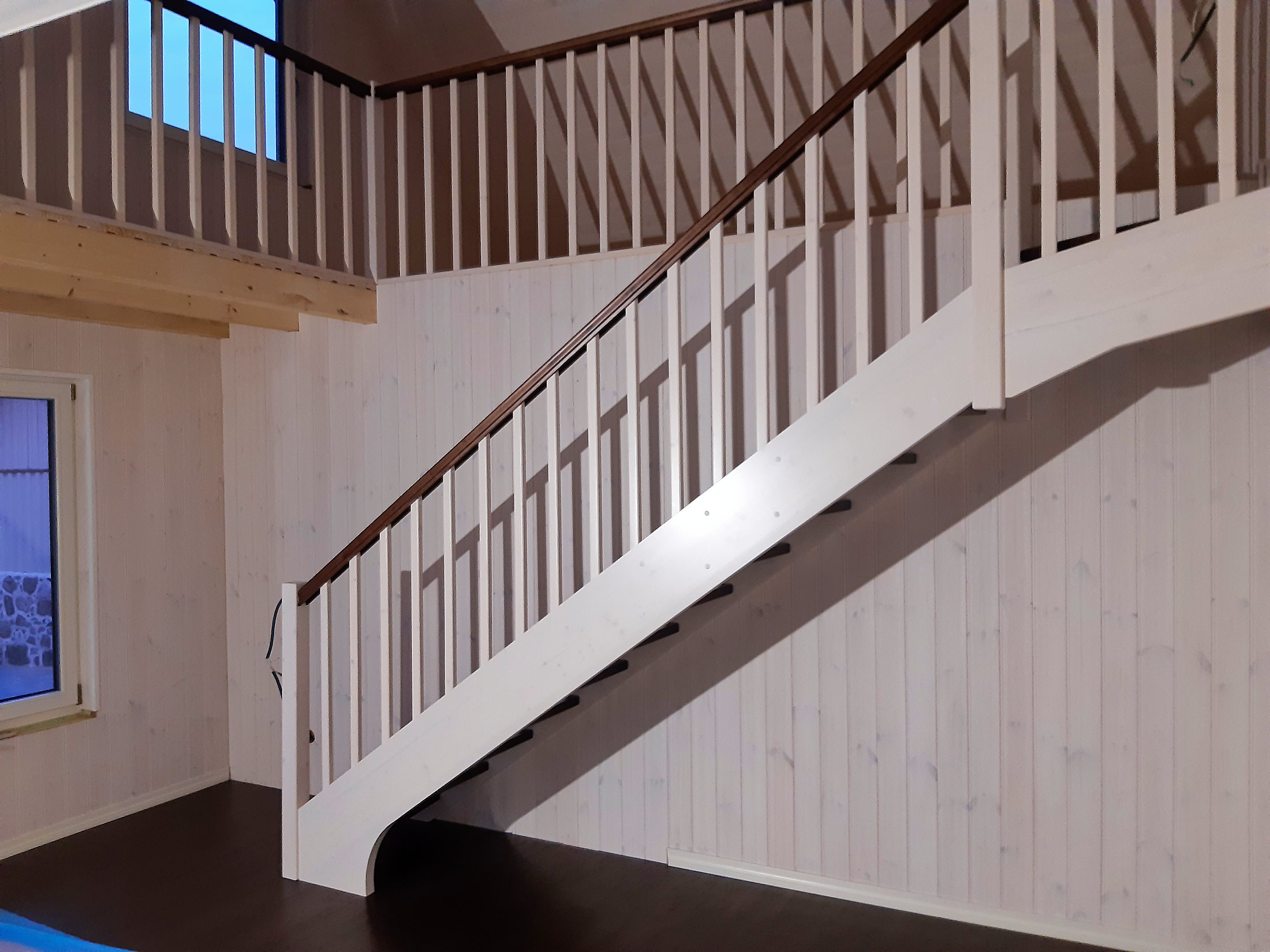 Ülemise pöördega trepp koos piiretega