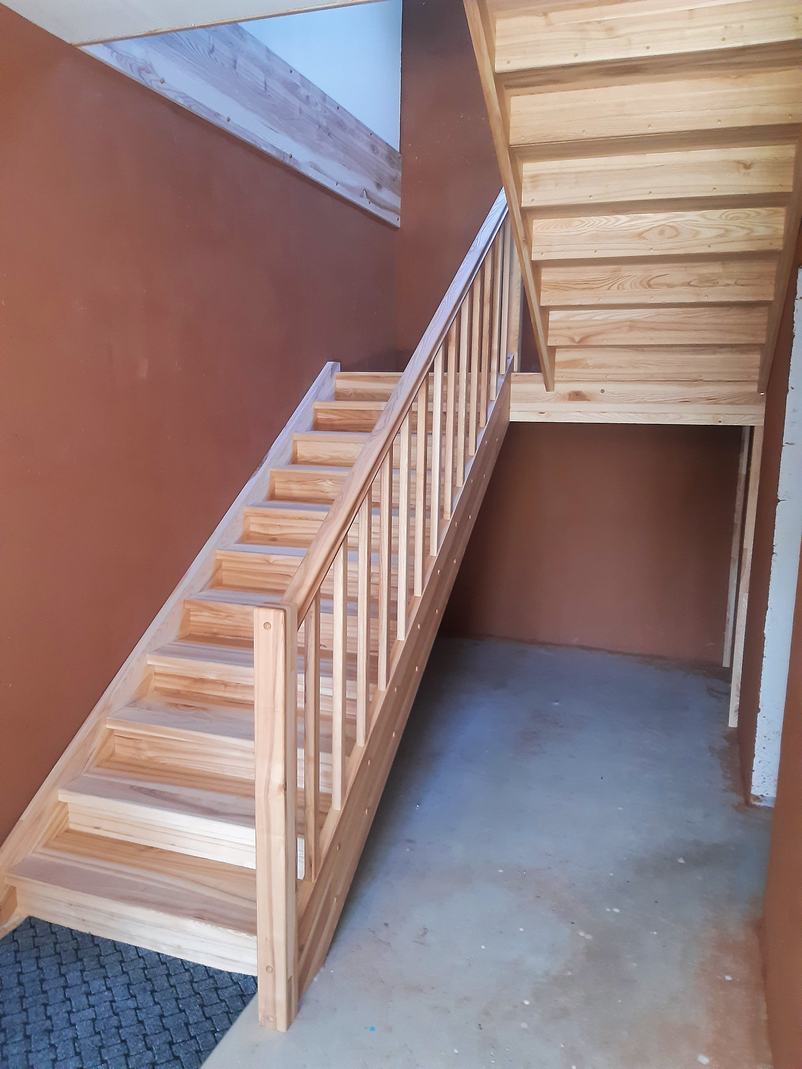 Saarest vahemademega trepp