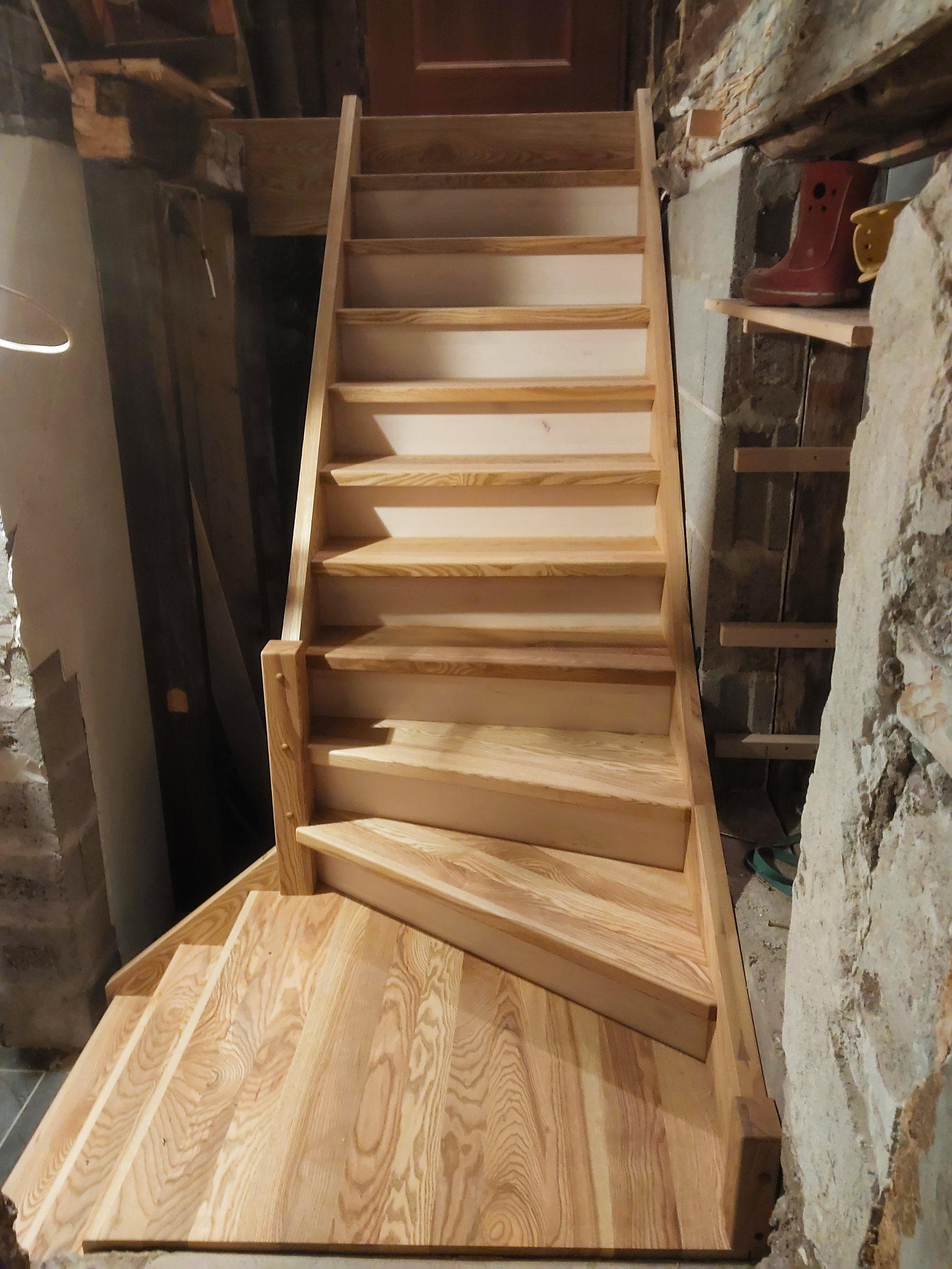 Saarest trepp kahe suunaga